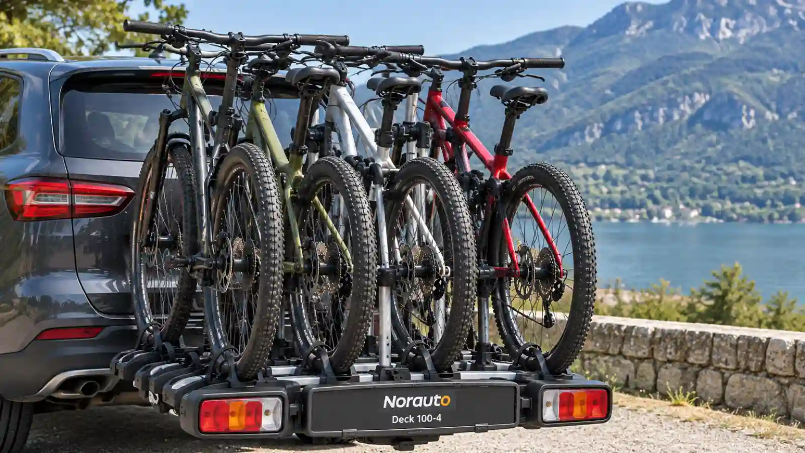 Porte-vélos Norauto Deck 100-4 sur attelage avec quatre vélos chargés derrière une voiture