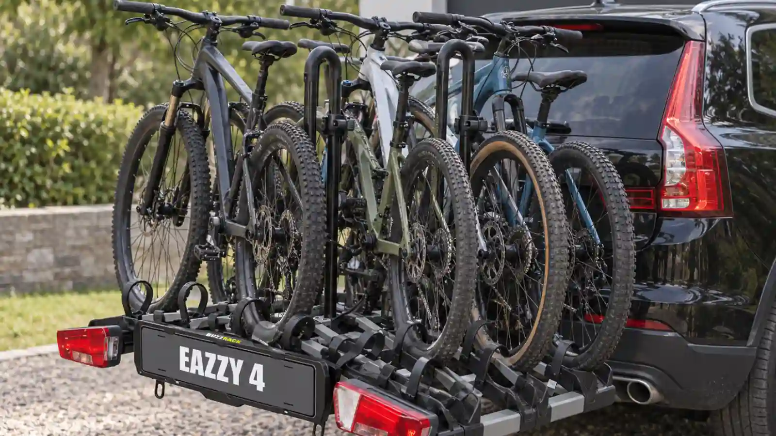 BuzzRack Eazzy 4 avec quatre vélos montés sur l’attelage d’un SUV