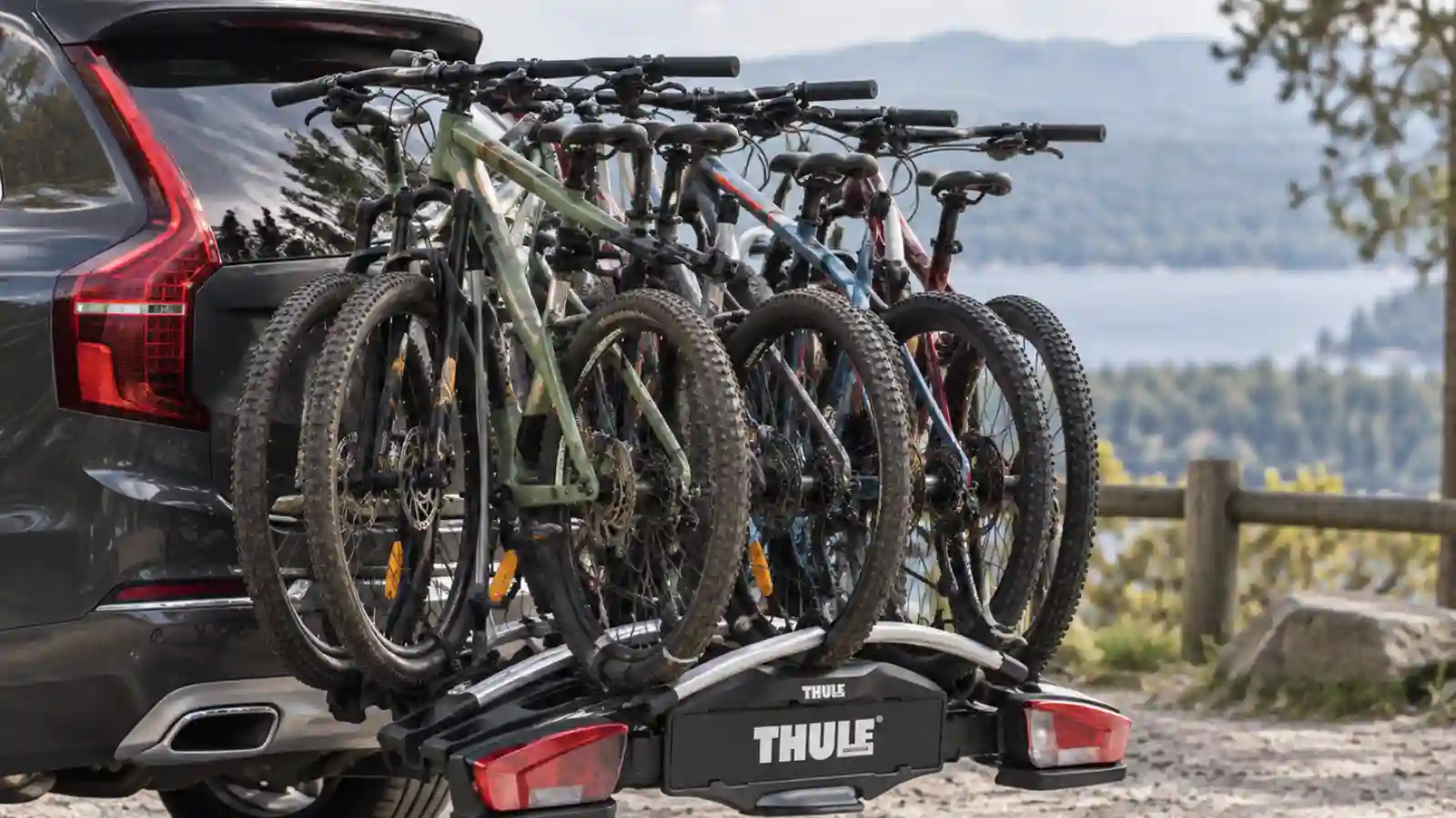 Porte-vélos Thule sur attelage transportant plusieurs VTT à l’arrière d’un SUV